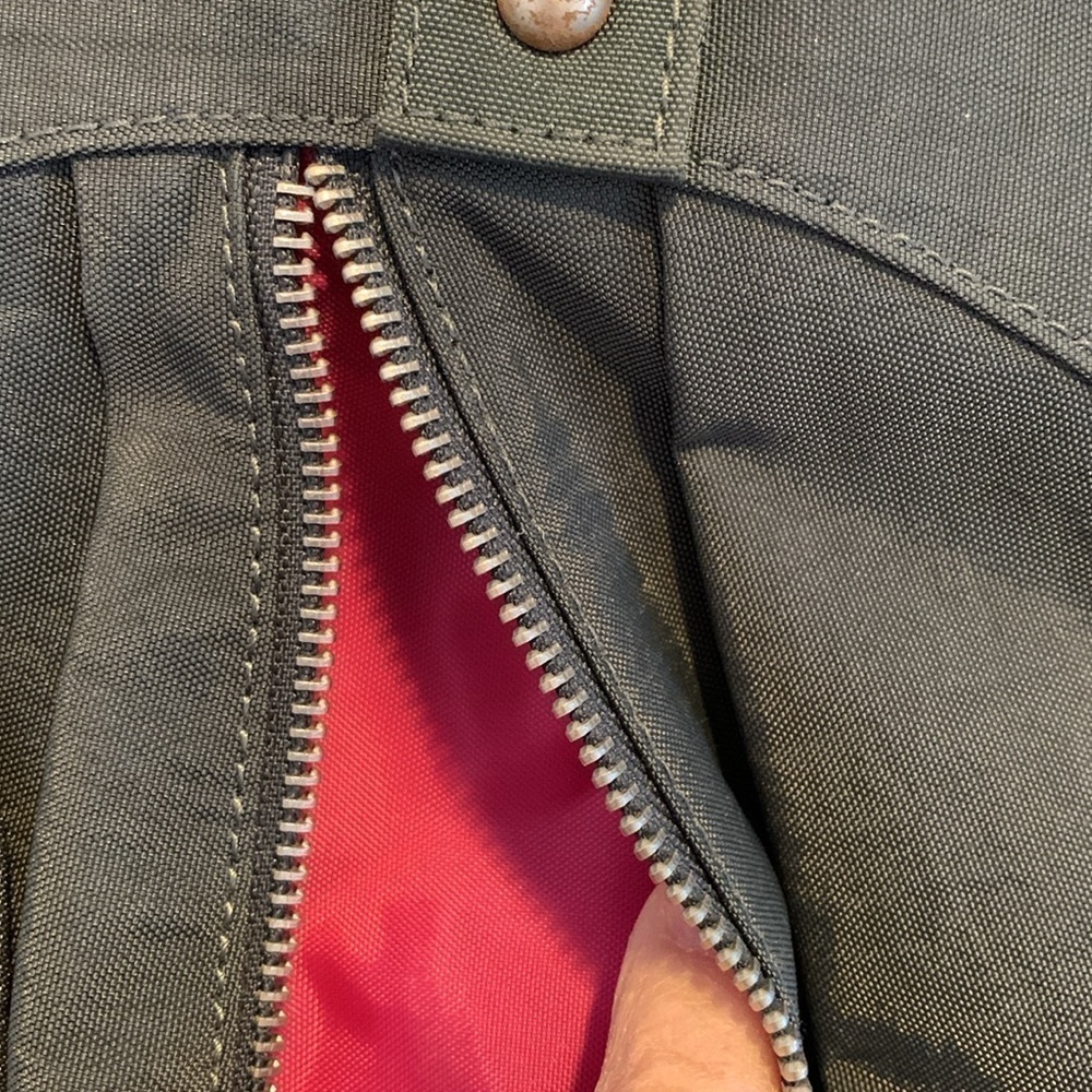 Baggallini Womens Gray Bag. Inside is Barbie Pink! Very roomy&clean. - Picture 4 of 14